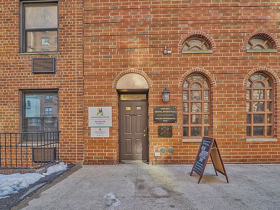 4th image of 420 W 23rd St