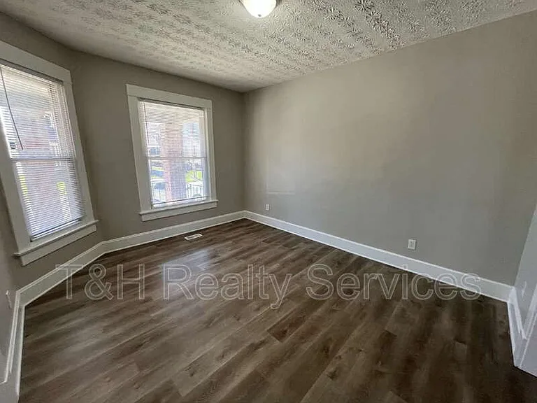 514 E 33rd St — Photo 16
