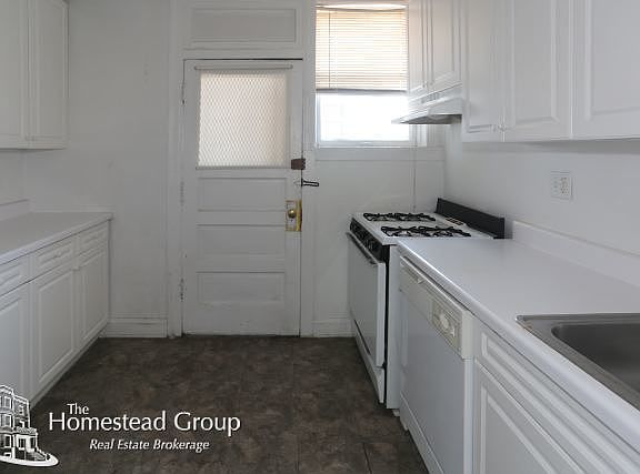 2nd image of 639 W Cornelia Ave APT 1N