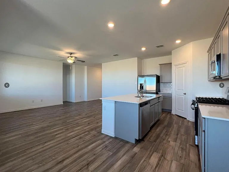 8000 Blue Heron Ln — Photo 2