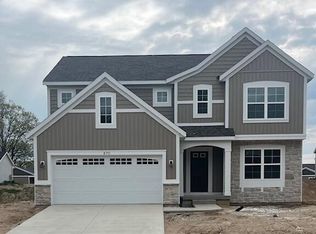 670 Lincoln Lawns Dr NW, Grand Rapids, MI 49534