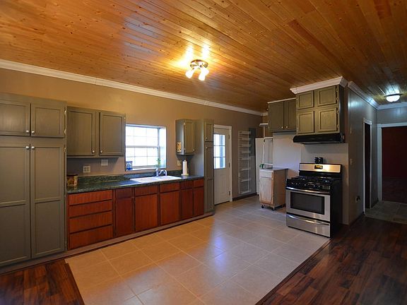 2nd image of 521 Bradyville Hill Rd