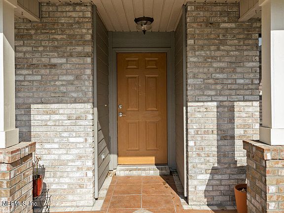 3rd image of 401 COTTAGE COVE Court