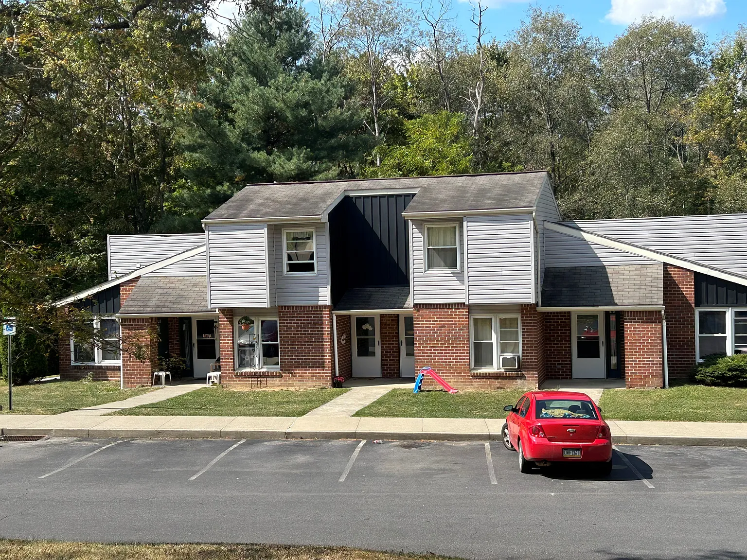 3 bed, 1100 sqft, $1,105 — Photo 1
