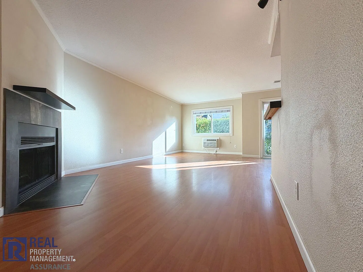 Stunning South Tabor 2BR/2BA Condo with Fireplace and AC — Photo 3