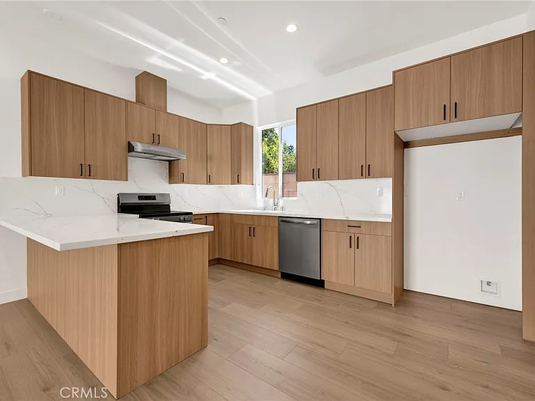 22538 Roscoe Blvd — Photo 5