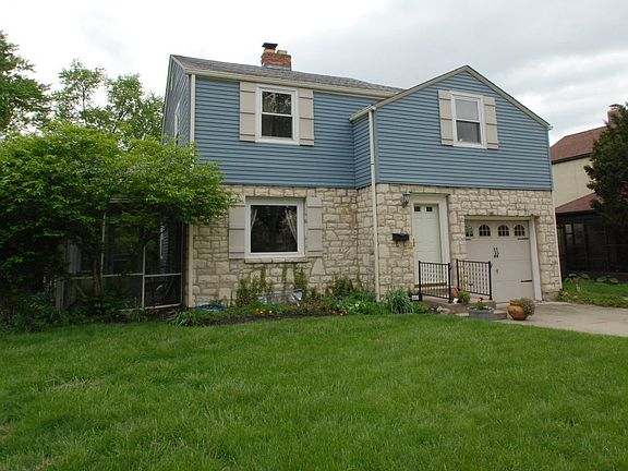 3rd image of 1592 College Hill Dr