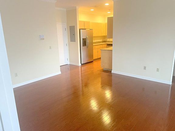3rd image of 600 N Broadway #33