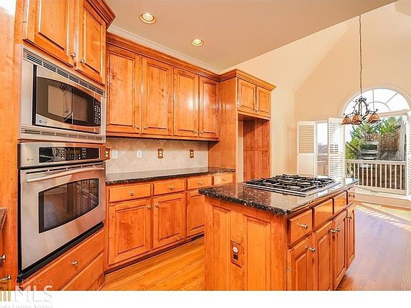 5th image of 462 Grassmeade Way
