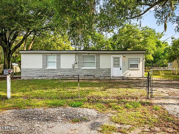 3rd image of 10470 PINEHURST Drive