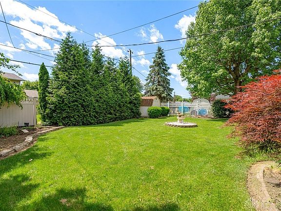 4th image of 774 Kathryn Dr