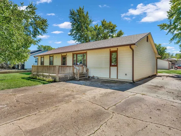 221 Center St, Carbondale, KS 66414