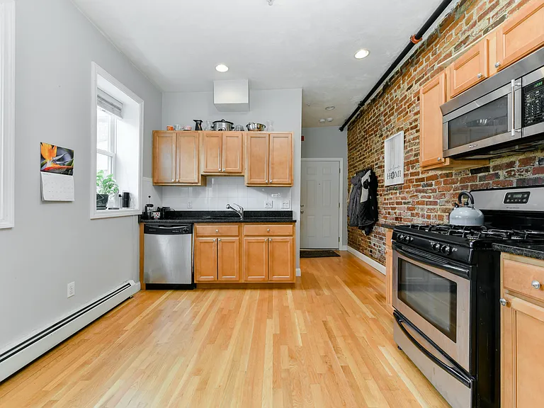 158 Cottage St #4R — Photo 2