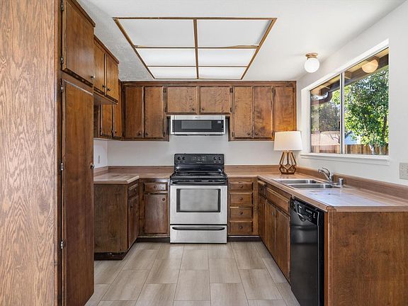 3rd image of 171 Chablis Way