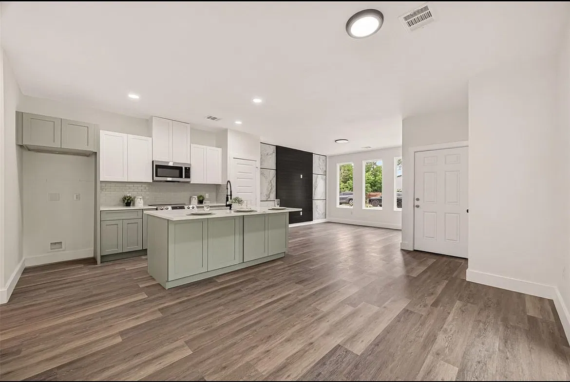 3 bed, 2.5 bath, $1,000 — Photo 2