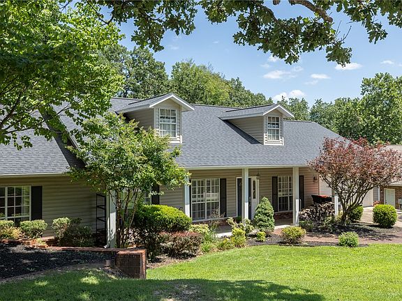 4th image of 414 Oak Manor Cir