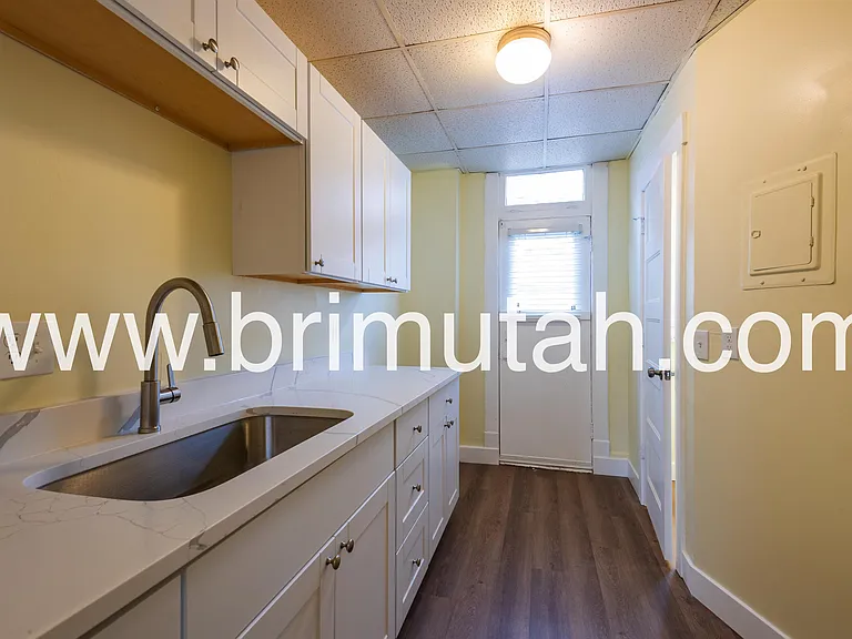 273-275 S 400 E #11 — Photo 6