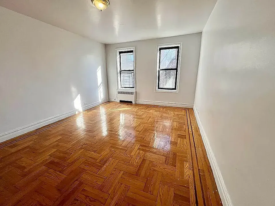 E 175th St