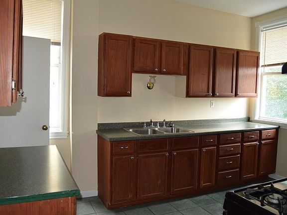 3rd image of 2335 Harper Ave
