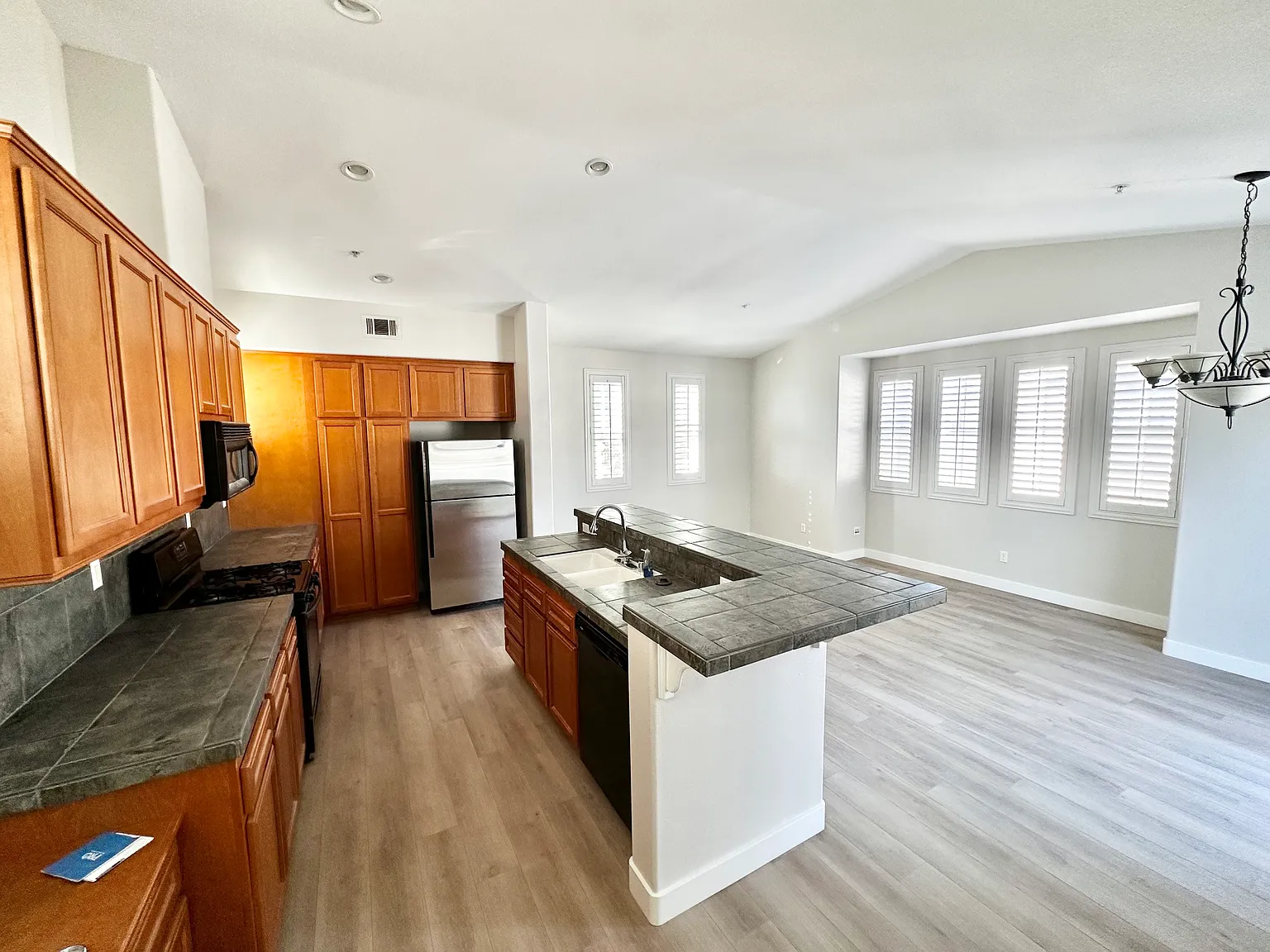 2 bed, 1400 sqft, $3,800 — Photo 2