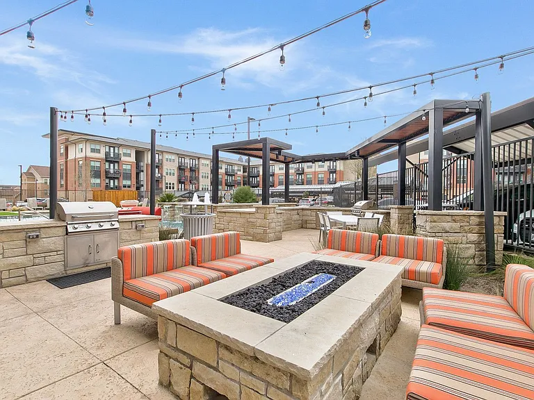 Eastbank River Walk Townhomes & Apartments — Photo 9