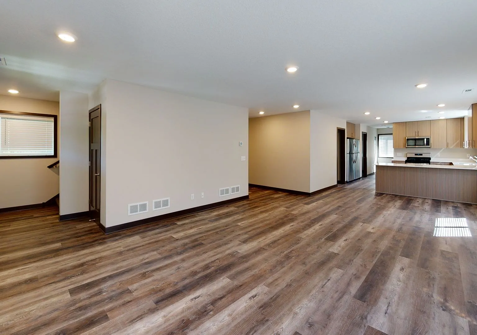 Modern 5-Bedroom Duplex Close to U of M Campus — Photo 2