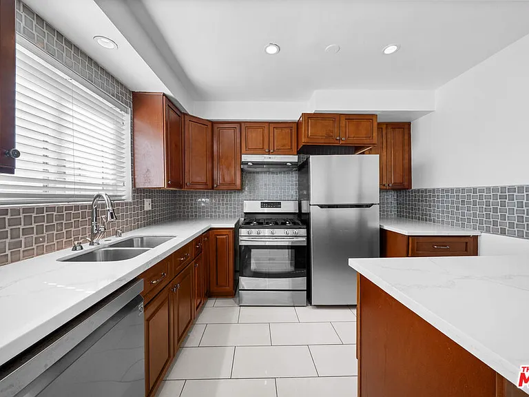 148 S Reeves Dr #4 — Photo 6