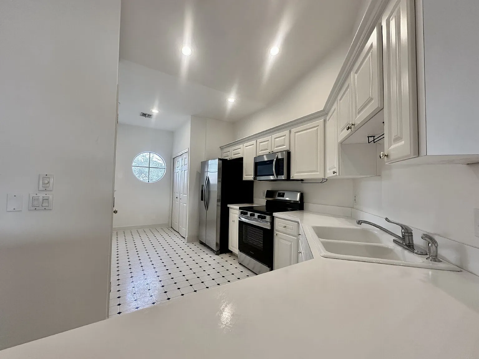 3 bed, 2.0 bath, 1349 sqft, $2,200 — Photo 2