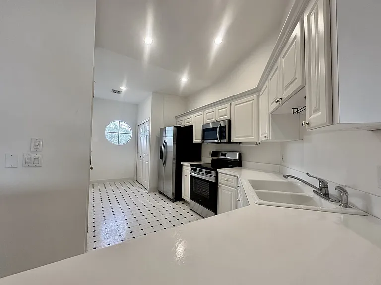 447 Enclave Pl — Photo 2
