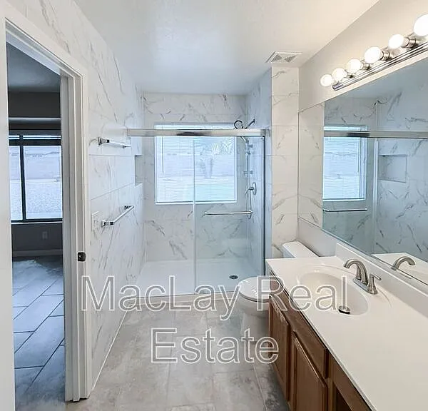 2863 E Oakland Ct — Photo 9