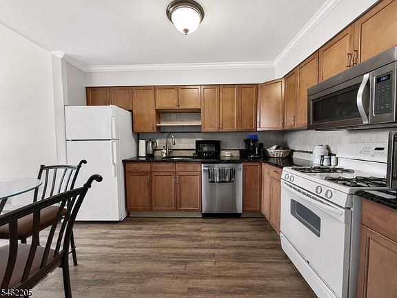 5th image of 466 Pompton Ave #F