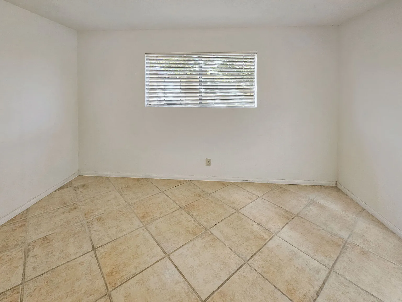 2 bed, 1.0 bath, 760 sqft, $825 — Photo 2