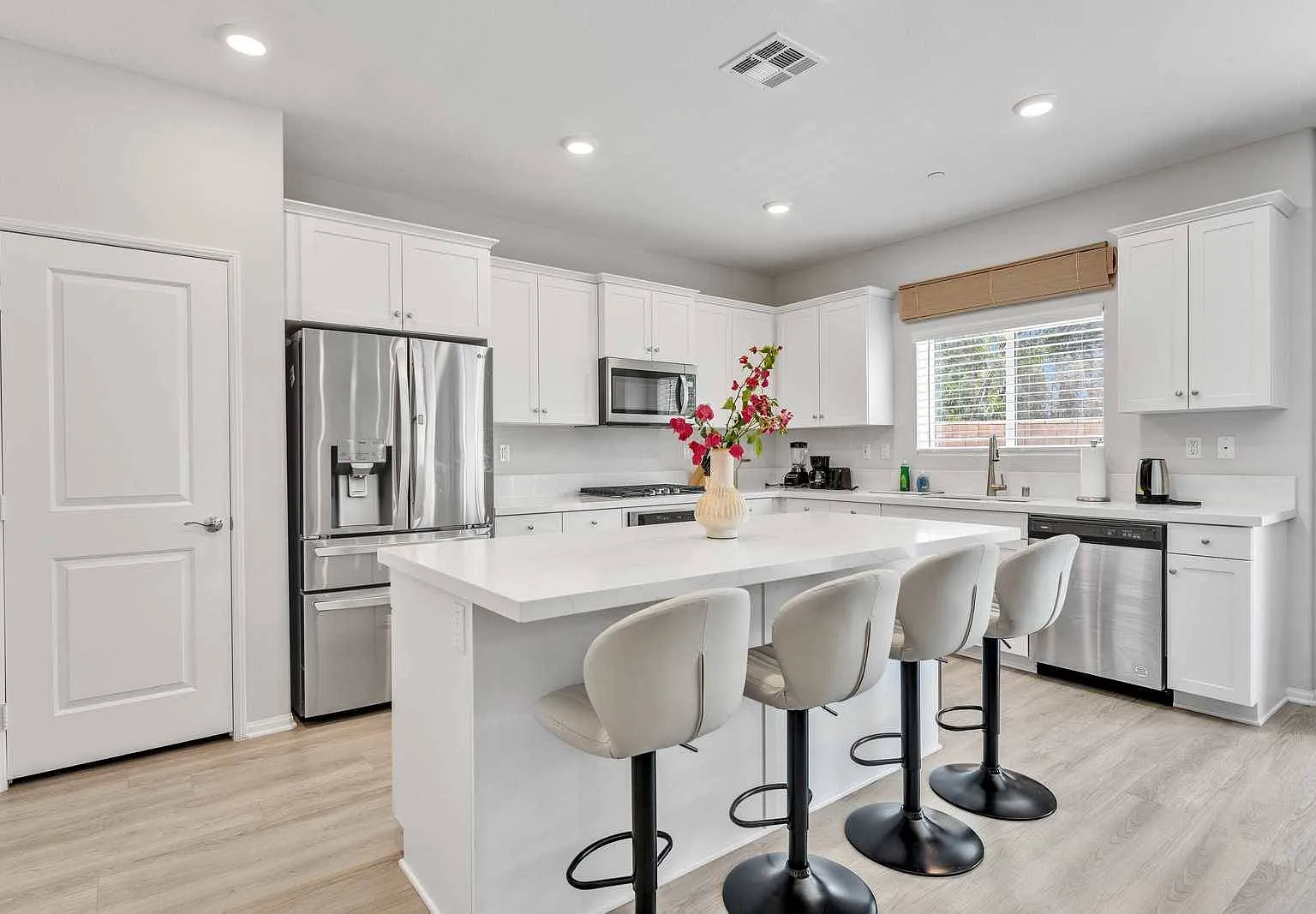 4 bed, 3.5 bath, 2617 sqft, $7,500 — Photo 3