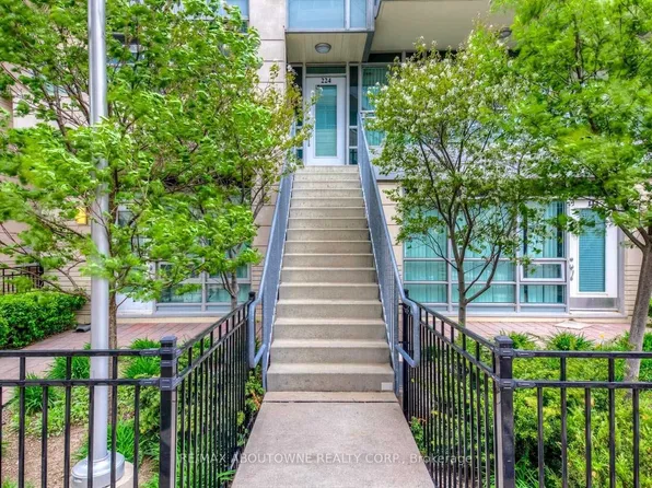 31 Olive Ave #225, Toronto, ON M2N 4N4