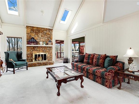 3rd image of 3914 NE Woodridge Dr