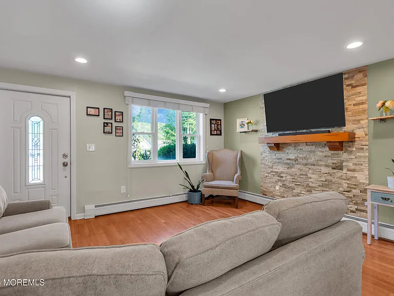 519 Ryeside Ave — Photo 8