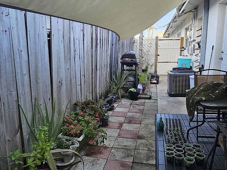 321 SE 12th Ave #2 — Photo 14
