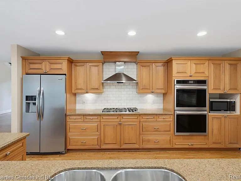 1688 Northlawn Blvd — Photo 18