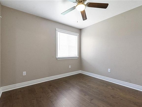 5th image of 320 Foxglove Dr