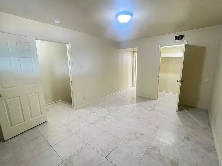 Retama Apartments — Photo 33