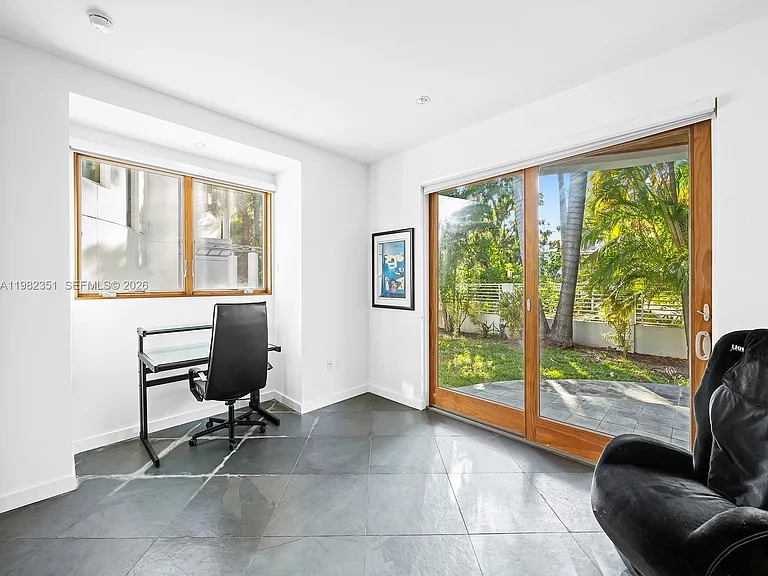 450 Victoria Ter — Photo 35