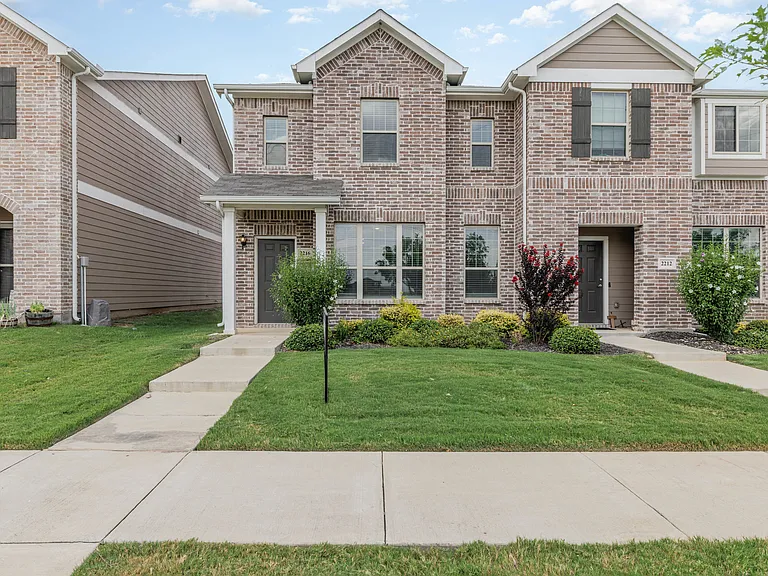 2216 Canongate Dr — Photo 1