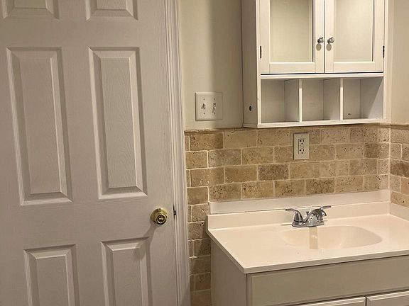 5th image of 131 Oak Rd #2
