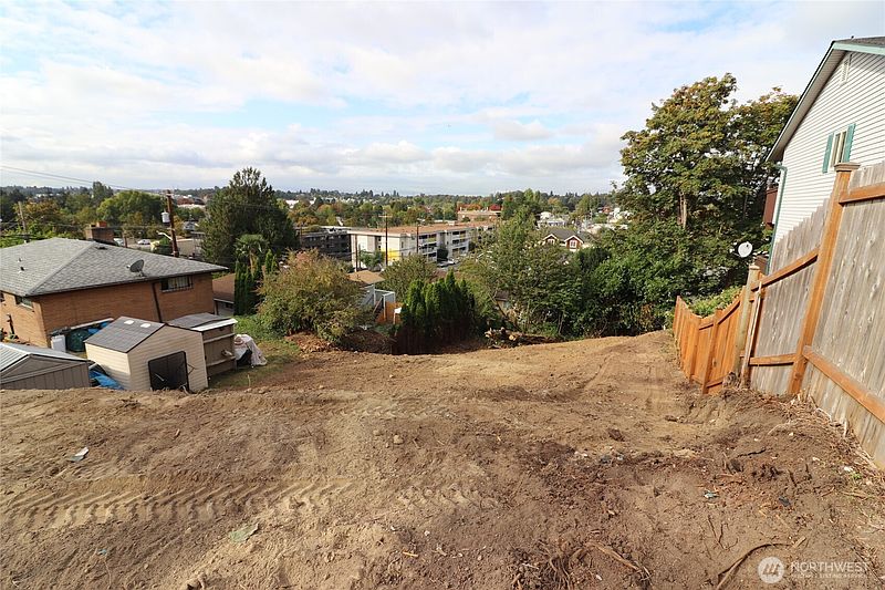 4th image of 6221 48 Avenue S
