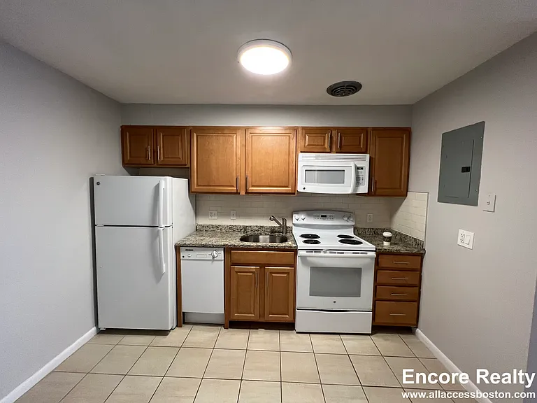 220 Babcock St #3A — Photo 9