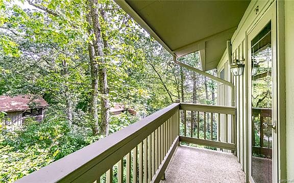 4th image of 8 Cedarbrook Dr