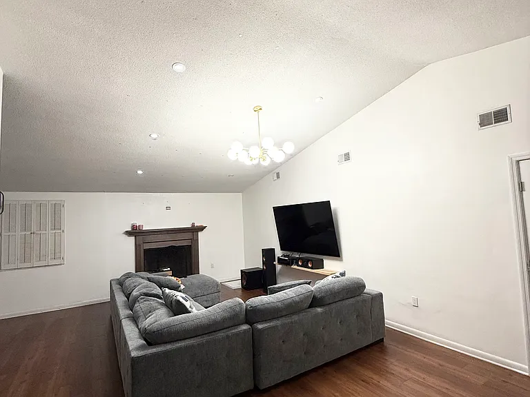 7623 Valley Ct — Photo 10