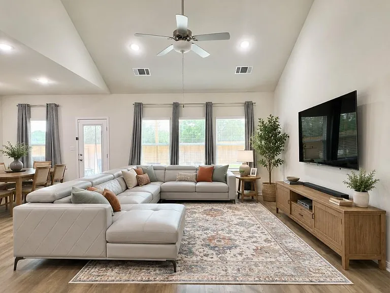 1600 Longhorn Ranch Dr — Photo 2