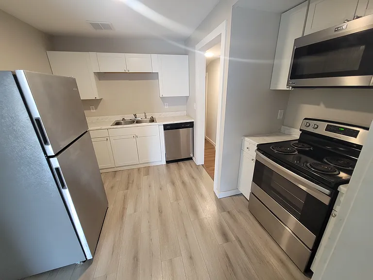 414 N Gordon St — Photo 3