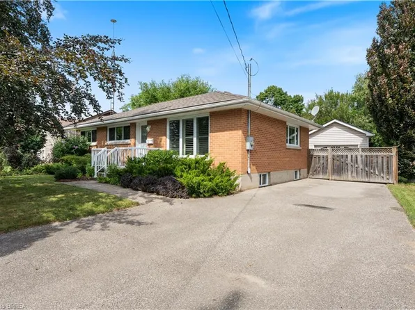 25 Wayne Dr, Brantford, ON N3R 2Y6